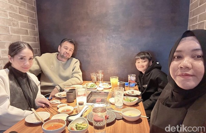 Keseruan Mba Lala, Pengasuh Rafathar Saat Makan Bareng Raffi dan Nagita Keseruan Mba Lala, Pengasuh Rafathar Saat Makan Bareng Raffi dan Nagita
