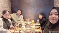 Dalam berbagai momen, Mba Lala sering menunjukkan kedekatannya dengan Raffi dan Nagita. Salah satunya saat makan bareng di Korea. Foto: Instagram/YouTube @shela_lala96