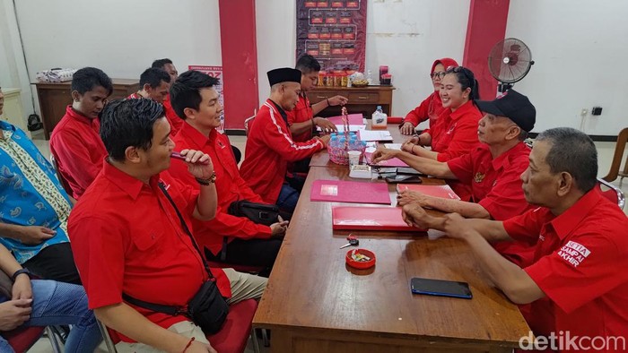 Ketua Panitia Penjaringan Bakal Calon Pilkada 2024 DPC PDIP Banyuwangi Eko Sukartono saat menerima pendaftaran sejumlah bacabup.