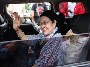 Didampingi Hasto-Menteri PPPA, Megawati Sapa Kader PDIP dan Masyarakat Ende
