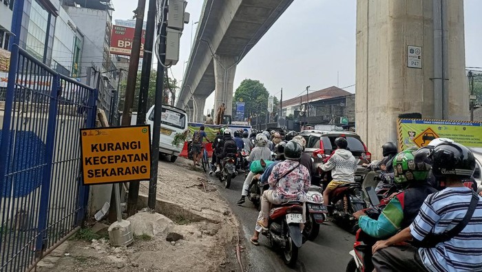 Warga Cipulir Merintih Hadapi Kemacetan Berjam-jam Akibat Galian di Pasar Cipulir