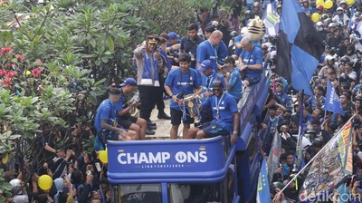 Lautan Biru Bobotoh Sambut Persib di Bandung
