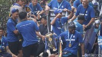Para punggawa Persib Bandung ini tiba dengan menaiki bis wisata milik Pemkot Bandung yakni Bandung Tour Bus (Bandros) berwarna biru.