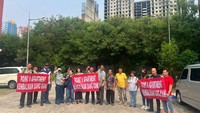 Pembangunan apartemen tersebut terhenti, sehingga menyebabkan ketidakpastian dan kerugian besar bagi para konsumen. Tampak para konsumen mengunjungi apartemen makrak tersebut pada Kamis (30/5/2024).