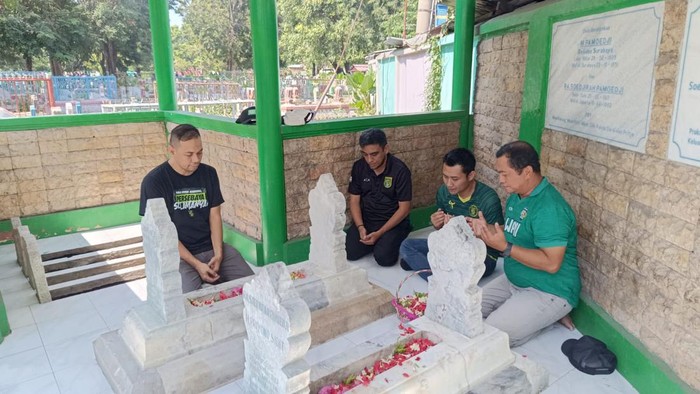 Manajemen Persebaya melakukan ziarah ke makam pendiri Persebaya