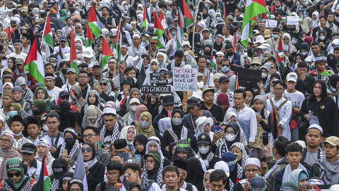 Massa dari Koalisi Indonesia Bela Baitul Maqdis (KIBBM) menggelar aksi bela Palestina di depan Kedutaan Besar Amerika Serikat, Jalan Medan Merdeka Selatan, Jakarta, Sabtu (1/6/2024). Aksi bertajuk All Eyes on Rafah itu sebagai bentuk protes atas kekejaman Israel yang melakukan serangan di Rafah, Gaza Selatan, Palestina dan meminta Amerika Serikat untuk menghentikan dukungan kepada Israel. ANTARA FOTO/Galih Pradipta/tom.