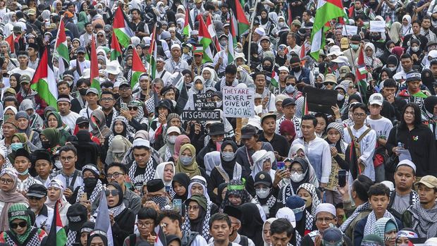 Massa dari Koalisi Indonesia Bela Baitul Maqdis (KIBBM) menggelar aksi bela Palestina di depan Kedutaan Besar Amerika Serikat, Jalan Medan Merdeka Selatan, Jakarta, Sabtu (1/6/2024). Aksi bertajuk All Eyes on Rafah itu sebagai bentuk protes atas kekejaman Israel yang melakukan serangan di Rafah, Gaza Selatan, Palestina dan meminta Amerika Serikat untuk menghentikan dukungan kepada Israel. ANTARA FOTO/Galih Pradipta/tom.