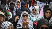 Massa tampak mengibarkan bendera Palestina. Poster All Eyes on Rafah juga terbentang pada mobil komando aksi tersebut. Massa juga membawa poster berisi dukungan untuk Palestina. Salah satu poster itu bertulisan Semilyar untuk zionis Israel! Laknat.