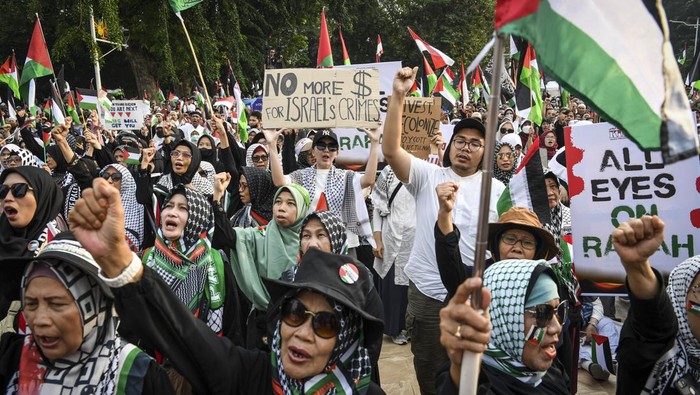 Massa Kembali Gelar Aksi Bela Palestina All Eyes On Rafah di Kedubes AS Massa dari Koalisi Indonesia Bela Baitul Maqdis (KIBBM) menggelar aksi bela Palestina di depan Kedutaan Besar Amerika Serikat, Jalan Medan Merdeka Selatan, Jakarta, Sabtu (1/6/2024). Aksi bertajuk All Eyes on Rafah itu sebagai bentuk protes atas kekejaman Israel yang melakukan serangan di Rafah, Gaza Selatan, Palestina dan meminta Amerika Serikat untuk menghentikan dukungan kepada Israel. ANTARA FOTO/Galih Pradipta/tom.
