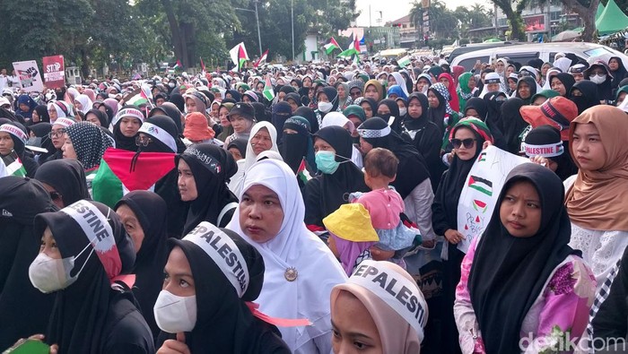 Massa saat aksi bela Palestina di depan Masjid Raya Al-Mashun. (Foto: Finta Rahyuni/detikSumut).