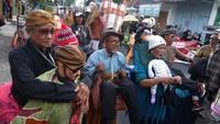 Warga Kampung Gandekan mengikuti Kirab Bhinneka di Kota Solo, Jawa Tengah, Sabtu (1/6/2024).