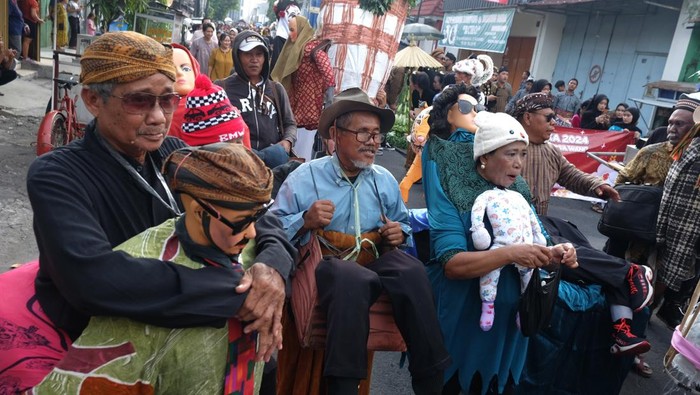 Warga Kampung Gandekan mengikuti Kirab Bhinneka di Kota Solo, Jawa Tengah, Sabtu (1/6/2024). Kirab tersebut digelar untuk memperingati hari lahir Pancasila, ANTARAFOTO/Maulana Surya/wpa.