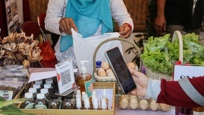 Sejumlah pengunjung mengamati produk kain shira karya siswa yang dipajang dalam gelar karya Projek Penguatan Profil Pelajar Pancasila (P5) di Balai Kota Semarang, Jawa Tengah, Sabtu (1/6/2024). Pameran yang diprakarsai Pemkot Semarang dan diikuti puluhan sekolah dari tingkat SD, SMP, SMA tersebut untuk memperkenalkan hasil karya kreativitas serta inovasi pelajar sebagai bentuk implementasi program P5 dalam Kurikulum Merdeka Belajar sekaligus dalam rangka memperingati Hari Lahir Pancasila. ANTARA FOTO/Makna Zaezar/wpa.