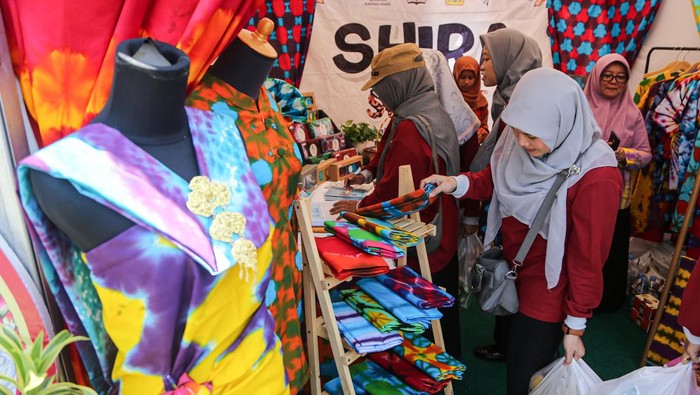 Sejumlah pengunjung mengamati produk kain shira karya siswa yang dipajang dalam gelar karya Projek Penguatan Profil Pelajar Pancasila (P5) di Balai Kota Semarang, Jawa Tengah, Sabtu (1/6/2024). Pameran yang diprakarsai Pemkot Semarang dan diikuti puluhan sekolah dari tingkat SD, SMP, SMA tersebut untuk memperkenalkan hasil karya kreativitas serta inovasi pelajar sebagai bentuk implementasi program P5 dalam Kurikulum Merdeka Belajar sekaligus dalam rangka memperingati Hari Lahir Pancasila. ANTARA FOTO/Makna Zaezar/wpa.