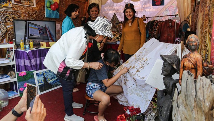 Sejumlah pengunjung mengamati produk kain shira karya siswa yang dipajang dalam gelar karya Projek Penguatan Profil Pelajar Pancasila (P5) di Balai Kota Semarang, Jawa Tengah, Sabtu (1/6/2024). Pameran yang diprakarsai Pemkot Semarang dan diikuti puluhan sekolah dari tingkat SD, SMP, SMA tersebut untuk memperkenalkan hasil karya kreativitas serta inovasi pelajar sebagai bentuk implementasi program P5 dalam Kurikulum Merdeka Belajar sekaligus dalam rangka memperingati Hari Lahir Pancasila. ANTARA FOTO/Makna Zaezar/wpa.