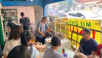 Tempat makan yang berdiri sejak 1975 ini tak pernah sepi pembeli. Buka mulai pukul 9 pagi, gerainya semakin ramai saat akhir pekan. Tak jarang, pembeli harus menunggu tempat sebentar.