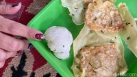 Sambil menunggu pesanan mie ongklok, pembeli ditawarkan gorengan tempe kemul dan geblek. Tersaji hangat-hangat, gorengan ini harganya Rp 1.000 per buah.