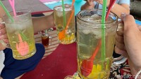 Sebagai penutup, kamu bisa pesan es carica di sini. Rasa manisnya pas, tak terlalu kuat sehingga memberi sensasi menyegarkan. Slurpp!
