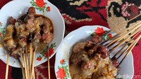 Potongan daging sapi cukup besar dan empuk. Sate sapi juga disirami kuah kental yang manis gurih.