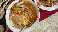 Nama ongklok konon berasal dari keranjang kecil dari anyaman bambu yang dipakai untuk membantu perebusan mie. Mie ongklok pun tak boleh dilewatkan jika ke Wonosobo.