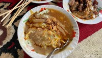 Ini dia seporsi mie ongklok buatan Mie Ongklok Longkrang yang bikin Ganjar Pranowo ketagihan karena rasa gurih manisnya. Seporsi hanya Rp 11 ribuan.