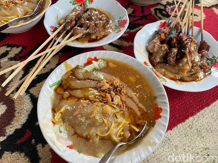 Mencicipi Mie Ongklok Longkrang Legendaris Favorit Ganjar Pranowo!