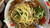 Mie ongklok dibuat dari mie kuning dan isian berupa cacahan kol dan daun kucai. Penyempurnanya, kuah kental berbahan tepung kanji, gula Jawa, dan ebi yang manis gurih. Biasa disebut warga lokal sebagai loh.