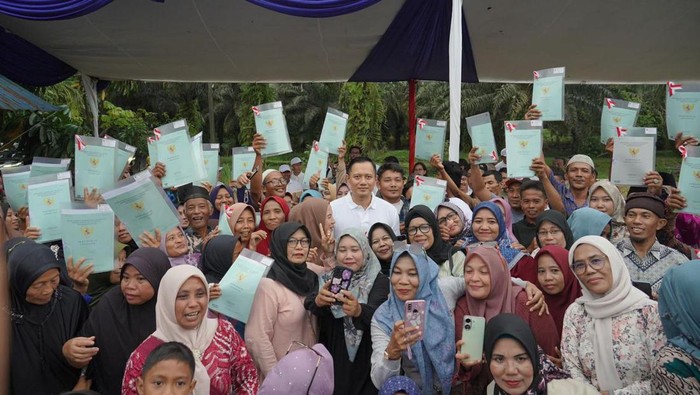 Menteri AHY bagikan sertifikat tanah ke warga Pekanbaru