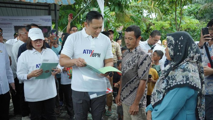 AHY Bagikan Sertifikat Tanah Hasil Program Konsolidasi ke Warga Pekanbaru