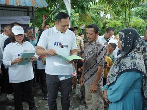 AHY Bagikan Sertifikat Tanah Hasil Program Konsolidasi ke Warga Pekanbaru