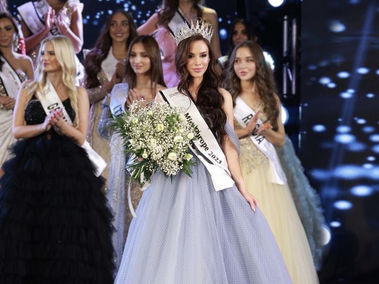 8 Foto Miss Europe 2023 yang Diusir Sekuriti Cannes, Layangkan Gugatan