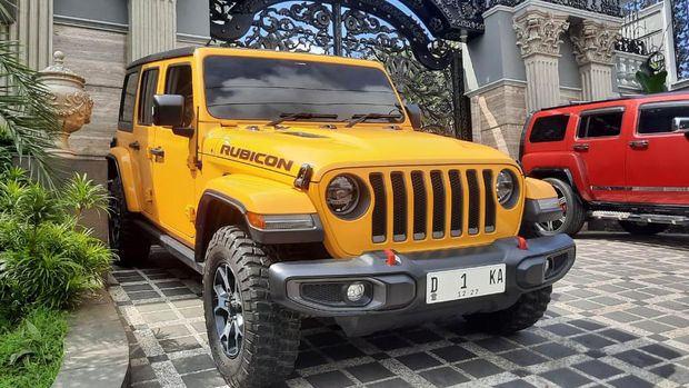 Mobil mewah milik mantan Bupati Kukar Rita Widyasari disitu KPK di Samarinda. Mobil mewah milik mantan Bupati Kukar Rita Widyasari disitu KPK di Samarinda.