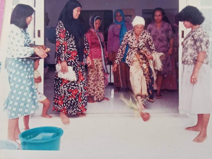 Moment paraji menendang kendi di acara adat syukuran 7 bulanan di Tasikmalaya di era tahun 80-an.
