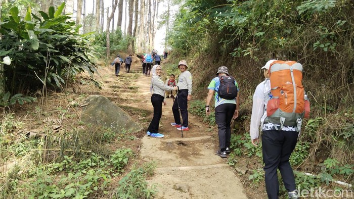 Muncak Beu, ratusan ASN di Kabupaten Kuningan naik ke puncak Gunung Ciremai