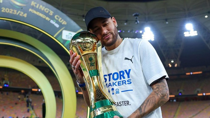 Neymar memeluk trofi Piala Raja Arab Saudi usai Al Hilal meraih kemenangan di laga final yang berlangsung di Jeddah, Sabtu 1 Juni 2024.