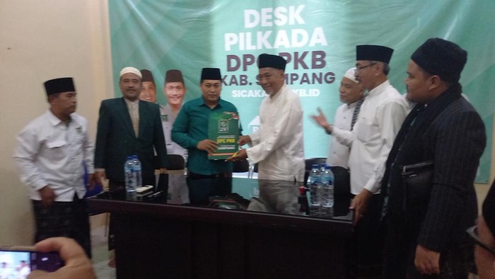 Noer Tjahja saat mendaftar di PKB Sampang