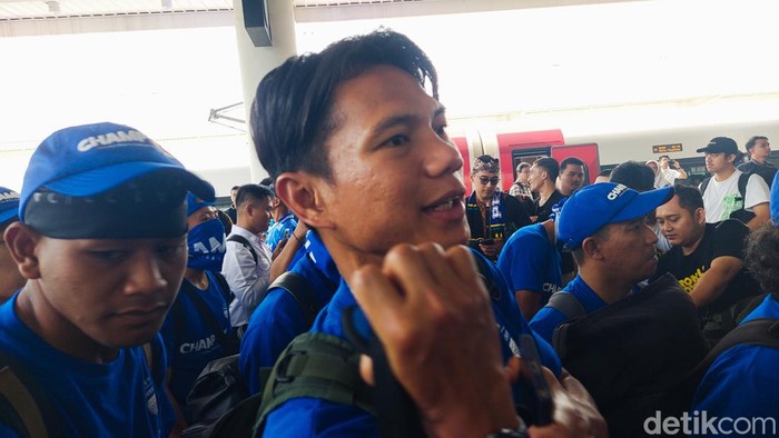 Pemain Persib disambut bobotoh di Stasiun Whoosh Padalarang