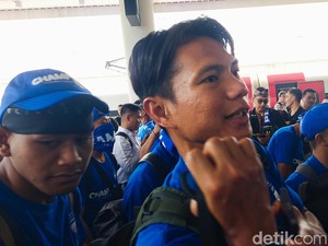 Skuad Persib Tiba di Stasiun Whoosh Padalarang Disambut Teriakan Bobotoh