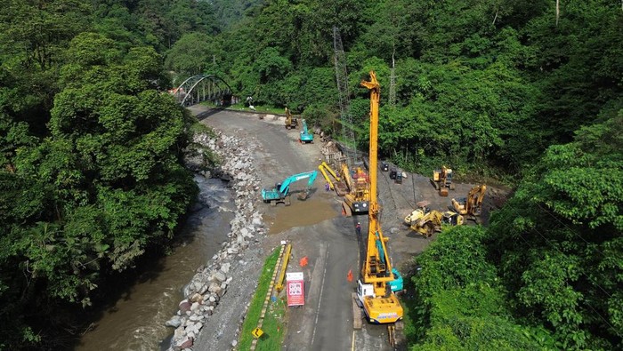 Penampakan Perbaikan Ruas Jalan Nasional Lembah Anai Foto udara pengerjaan perbaikan ruas jalan nasional di kawasan cagar alam Lembah Anai, Tanah Datar, Sumatera Barat, Sabtu (1/6/2024). Balai Pelaksana Jalan Nasional (BPJN) Sumbar menyebut pengerjaan perbaikan jalan nasional yang putus akibat banjir bandang itu ditargetkan selesai dan bisa dilewati kembali tanggal 21 Juli 2024 dan saat ini sedang dalam proses percepatan perbaikan dengan menurunkan 32 alat berat. ANTARA FOTO/Iggoy el Fitra/tom.