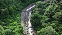 Foto udara pengerjaan perbaikan ruas jalan nasional di kawasan cagar alam Lembah Anai, Tanah Datar, Sumatera Barat, Sabtu (1/6/2024).
