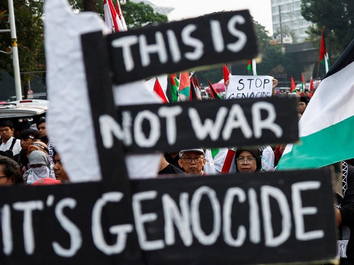 Pengunjuk rasa yang tergabung dalam Koalisi Indonesia Bela Baitul Maqdis melakukan demonstrasi di depan Kedutaan Besar Amerika Serikat (Kedubes AS), Jakarta, Sabtu (1/6/2024). (REUTERS/Willy Kurniawan)