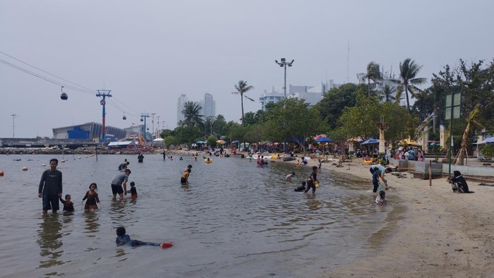 Pengunjung Taman Impian Jaya Ancol, Jakarta, pada Sabtu (1/5/2024).
