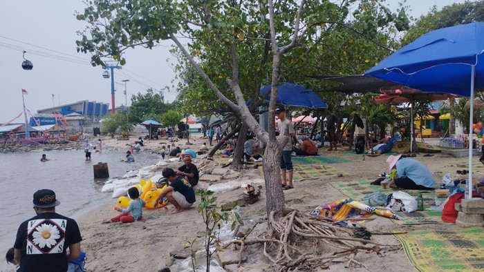 Pengunjung Taman Impian Jaya Ancol, Jakarta, pada Sabtu (1/5/2024).