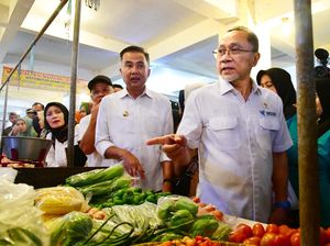 Pj Gubernur Jabar Dampingi Mendag Tinjau Harga di Pasar Tagog Padalarang