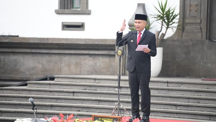 Penjabat Gubernur Jawa Barat Bey Machmudin