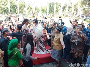 Ribuan Warga Berpakaian Adat Ikuti Upacara Hari Lahir Pancasila di Grahadi