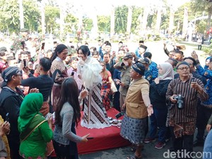 Ribuan Warga Berpakaian Adat Ikuti Upacara Hari Lahir Pancasila di Grahadi