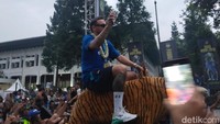 Sejumlah pemain termasuk Marc Klok pun diarak dengan menggunakan singa depok menuju panggung utama.