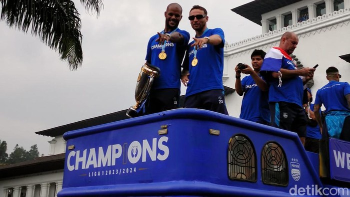 Persib menerima sambutan di Gedung Sate, usai melaksanakan konvoi dari GT Pasteur. Acara ini dihadiri ribuan bobotoh