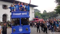 Ribuan Bobotoh memadati kawasan ini untuk melihat skuad Persib Bandung membawa pulang trofi juara.